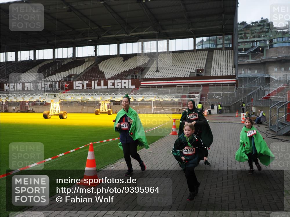 07.12.2025 - St. Pauli X-Mass-Run No. 15 Fabian Wolf http://msf.ph/oto/9395964 07.12.2025 10:34:52 Ziel 137, 493, 578, 4276, 4277, 4309, 4310 meine-sportfotos.de