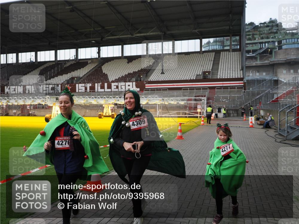 07.12.2025 - St. Pauli X-Mass-Run No. 15 Fabian Wolf http://msf.ph/oto/9395968 07.12.2025 10:34:54 Ziel 493, 4276, 4277, 4309, 4310 meine-sportfotos.de
