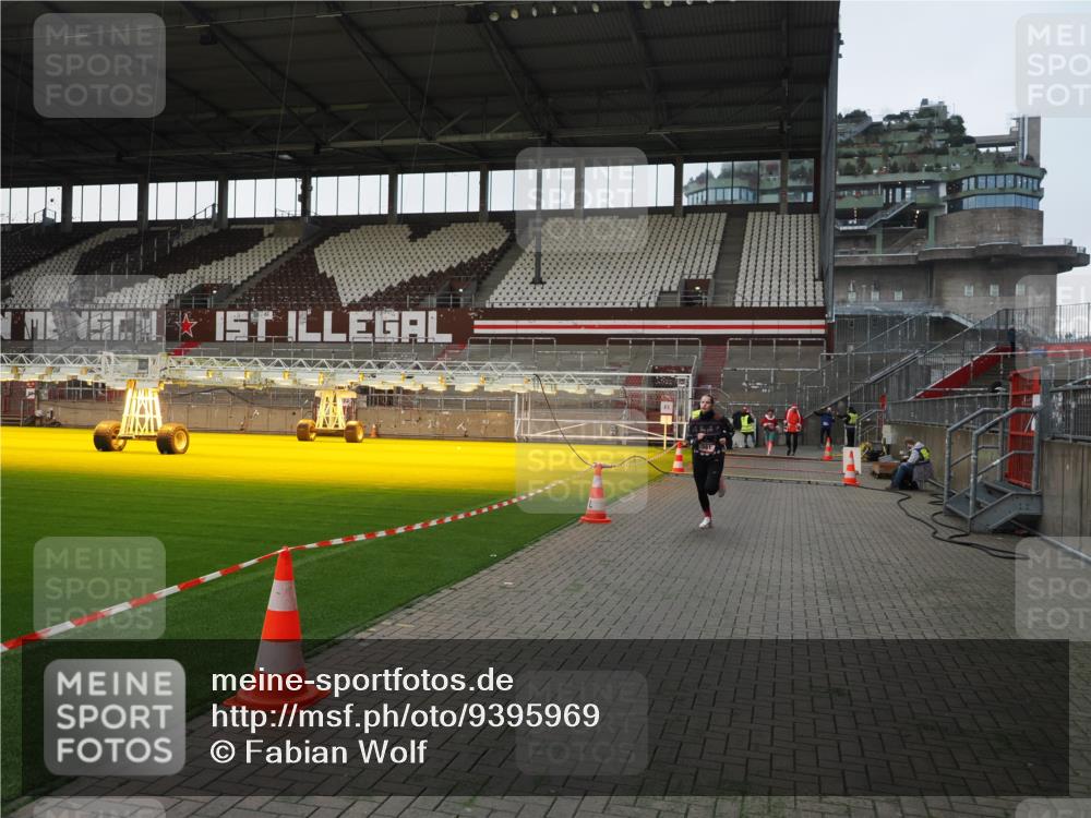 07.12.2025 - St. Pauli X-Mass-Run No. 15 Fabian Wolf http://msf.ph/oto/9395969 07.12.2025 10:34:59 Ziel 493, 561, 4276, 4277, 4309, 4310 meine-sportfotos.de