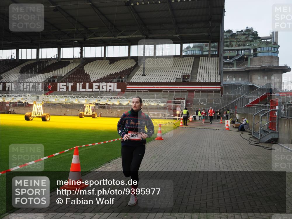 07.12.2025 - St. Pauli X-Mass-Run No. 15 Fabian Wolf http://msf.ph/oto/9395977 07.12.2025 10:35:00 Ziel 493, 561, 4276, 4277, 4309, 4310 meine-sportfotos.de