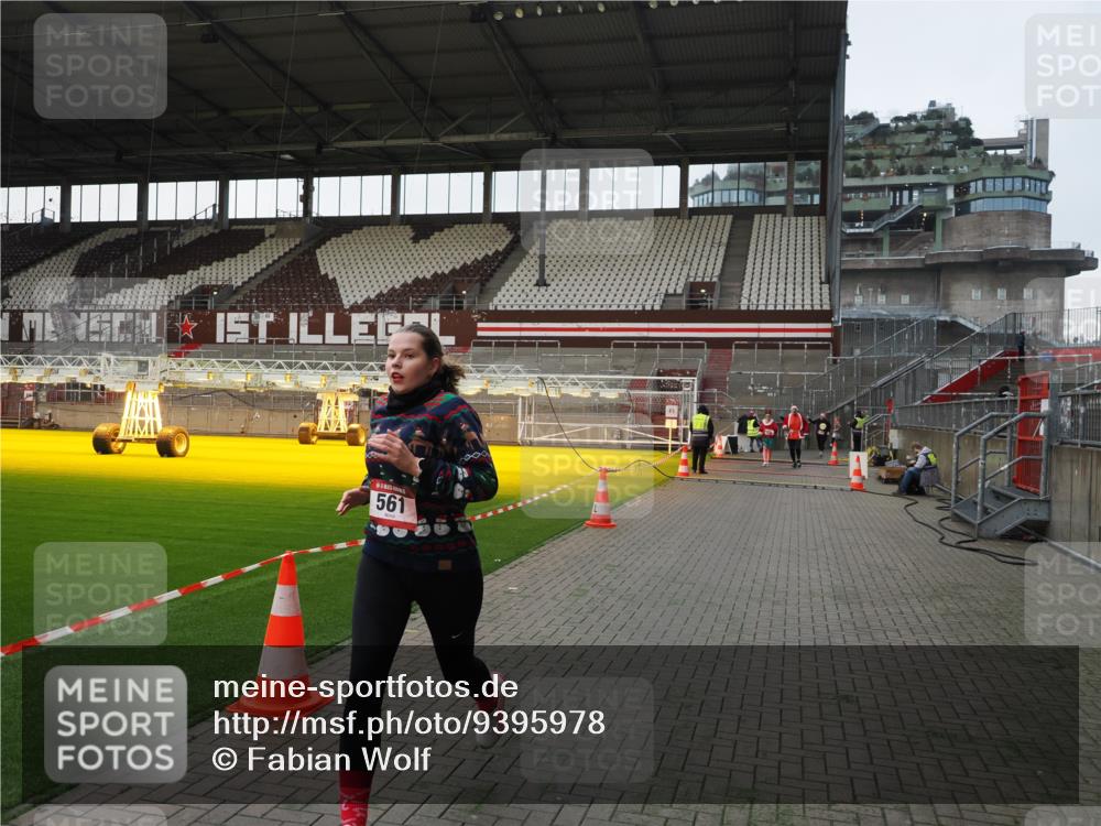 07.12.2025 - St. Pauli X-Mass-Run No. 15 Fabian Wolf http://msf.ph/oto/9395978 07.12.2025 10:35:00 Ziel 493, 561, 4276, 4277, 4309, 4310 meine-sportfotos.de