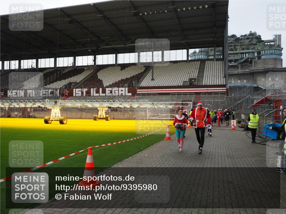 07.12.2025 - St. Pauli X-Mass-Run No. 15 Fabian Wolf http://msf.ph/oto/9395980 07.12.2025 10:35:10 Ziel 561, 2353, 2422, 2857, 2863, 4147, 4149, 4443, 4772, 4776, 4778, 4779 meine-sportfotos.de