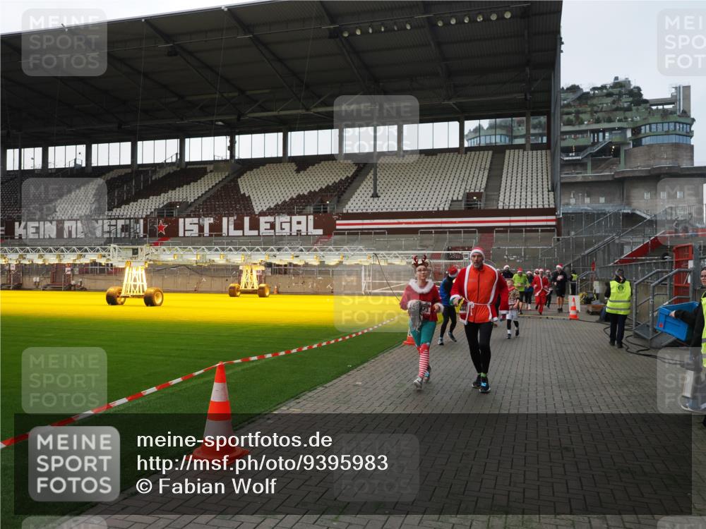 07.12.2025 - St. Pauli X-Mass-Run No. 15 Fabian Wolf http://msf.ph/oto/9395983 07.12.2025 10:35:10 Ziel 561, 2353, 2422, 2857, 2863, 4147, 4149, 4443, 4772, 4776, 4778, 4779 meine-sportfotos.de