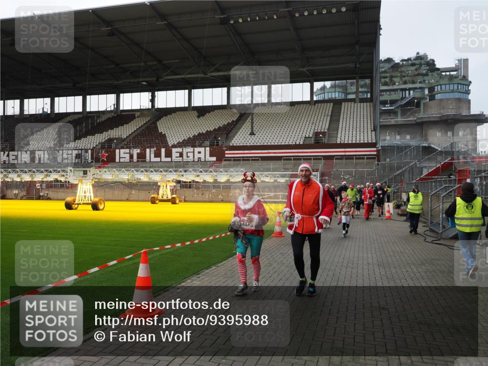 07.12.2025 - St. Pauli X-Mass-Run No. 15 Fabian Wolf http://msf.ph/oto/9395988 07.12.2025 10:35:11 Ziel 561, 2353, 2406, 2422, 2857, 2863, 4147, 4149, 4443, 4772, 4776, 4778, 4779 meine-sportfotos.de