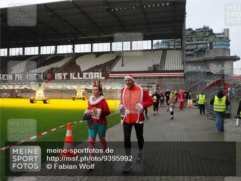 07.12.2025 - St. Pauli X-Mass-Run No. 15 Fabian Wolf http://msf.ph/oto/9395992 07.12.2025 10:35:12 Ziel 561, 2353, 2406, 2422, 2857, 2863, 4147, 4149, 4443, 4772, 4776, 4778, 4779 meine-sportfotos.de