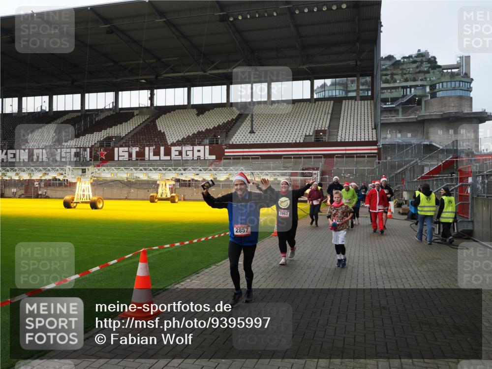07.12.2025 - St. Pauli X-Mass-Run No. 15 Fabian Wolf http://msf.ph/oto/9395997 07.12.2025 10:35:15 Ziel 561, 2353, 2406, 2422, 2857, 2863, 3224, 3721, 4147, 4149, 4443, 4772, 4776, 4778, 4779 meine-sportfotos.de