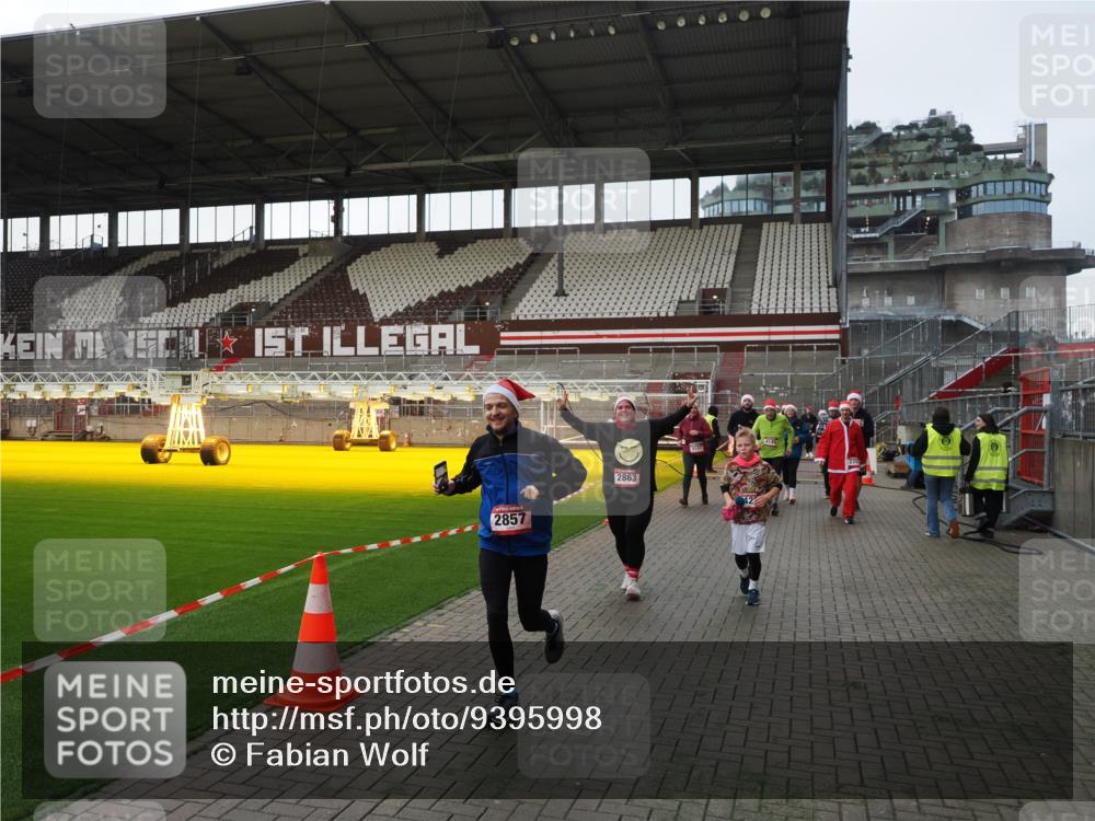 07.12.2025 - St. Pauli X-Mass-Run No. 15 Fabian Wolf http://msf.ph/oto/9395998 07.12.2025 10:35:15 Ziel 561, 2353, 2406, 2422, 2857, 2863, 3224, 3721, 4147, 4149, 4443, 4772, 4776, 4778, 4779 meine-sportfotos.de
