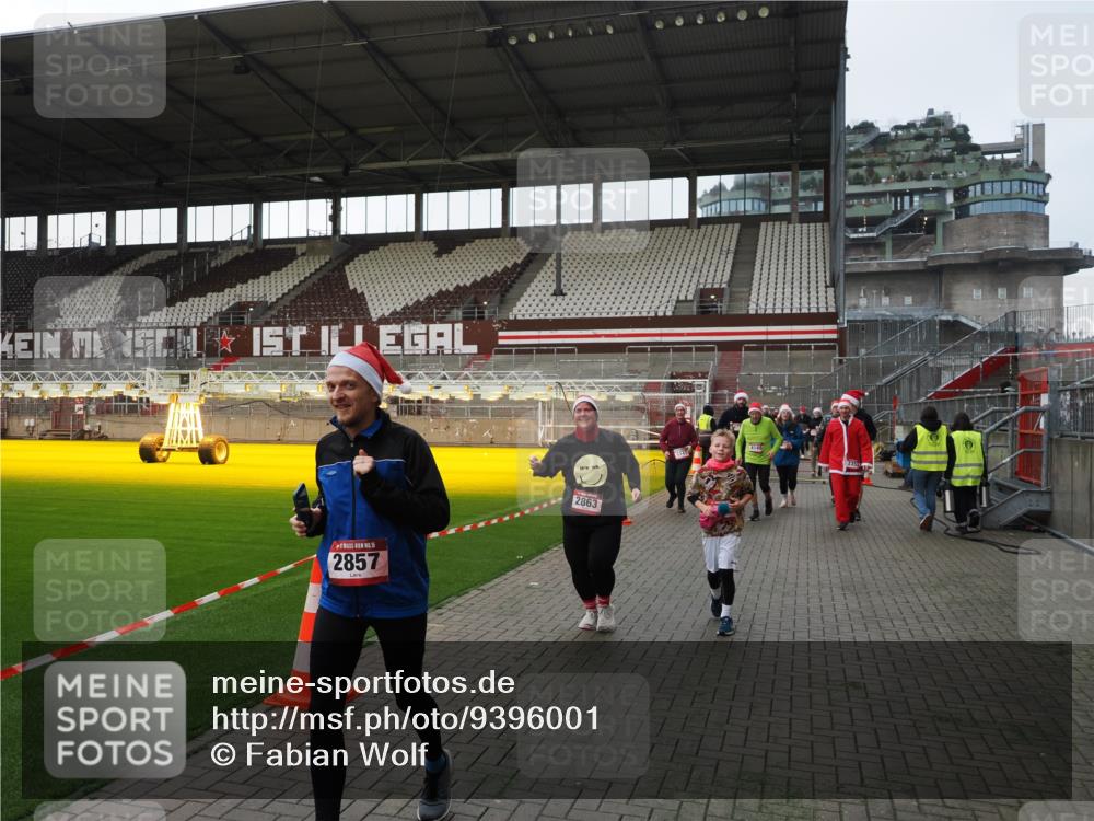 07.12.2025 - St. Pauli X-Mass-Run No. 15 Fabian Wolf http://msf.ph/oto/9396001 07.12.2025 10:35:16 Ziel 561, 2353, 2406, 2422, 2857, 2863, 3224, 3721, 4147, 4149, 4443, 4595, 4772, 4776, 4778, 4779 meine-sportfotos.de