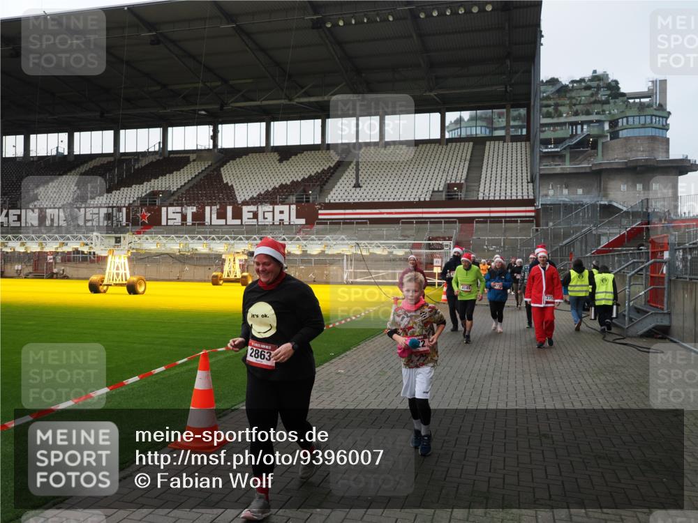 07.12.2025 - St. Pauli X-Mass-Run No. 15 Fabian Wolf http://msf.ph/oto/9396007 07.12.2025 10:35:17 Ziel 2353, 2406, 2422, 2857, 2863, 3224, 3721, 4147, 4149, 4443, 4595, 4772, 4776, 4778, 4779 meine-sportfotos.de