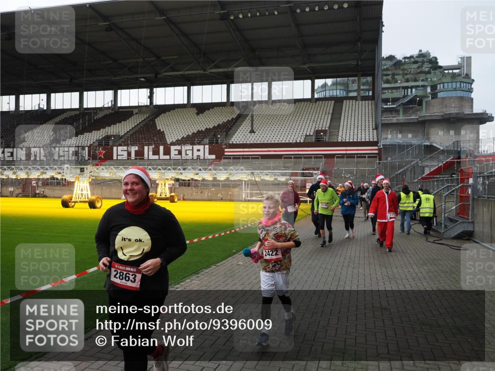 07.12.2025 - St. Pauli X-Mass-Run No. 15 Fabian Wolf http://msf.ph/oto/9396009 07.12.2025 10:35:17 Ziel 2353, 2406, 2422, 2857, 2863, 3224, 3721, 4147, 4149, 4443, 4595, 4772, 4776, 4778, 4779 meine-sportfotos.de
