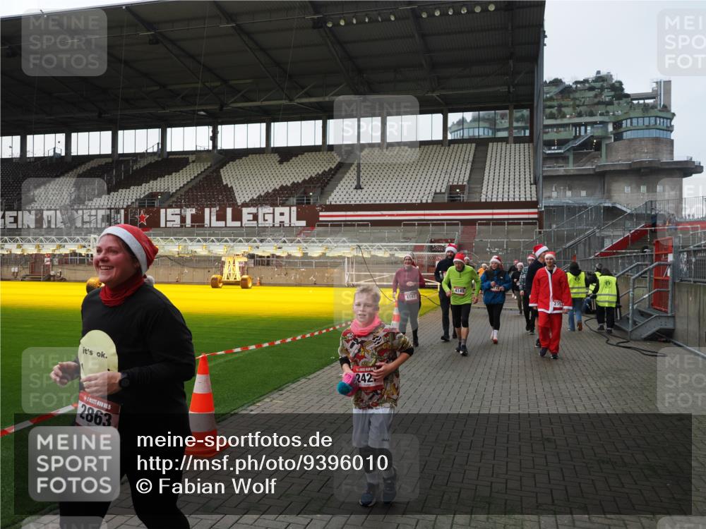 07.12.2025 - St. Pauli X-Mass-Run No. 15 Fabian Wolf http://msf.ph/oto/9396010 07.12.2025 10:35:18 Ziel 998, 1100, 1365, 2353, 2406, 2422, 2857, 2863, 3224, 3721, 4147, 4149, 4443, 4595, 4772, 4776, 4778, 4779 meine-sportfotos.de