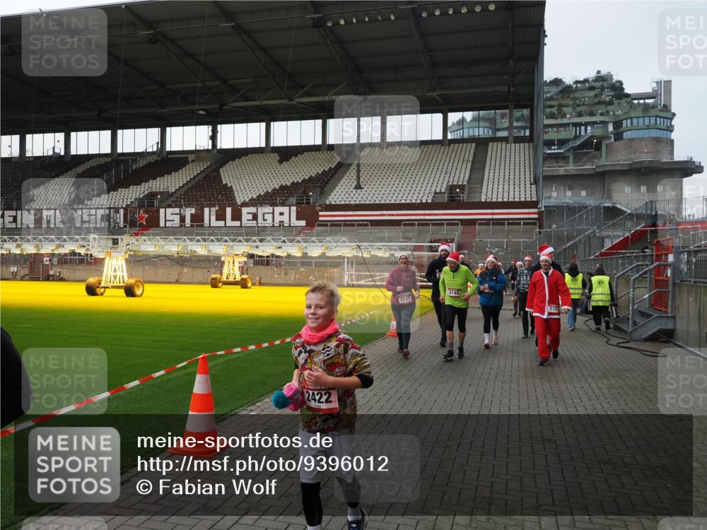 07.12.2025 - St. Pauli X-Mass-Run No. 15 Fabian Wolf http://msf.ph/oto/9396012 07.12.2025 10:35:18 Ziel 998, 1100, 1365, 2353, 2406, 2422, 2857, 2863, 3224, 3721, 4147, 4149, 4443, 4595, 4772, 4776, 4778, 4779 meine-sportfotos.de