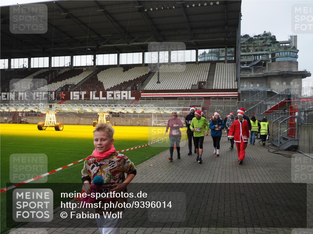 07.12.2025 - St. Pauli X-Mass-Run No. 15 Fabian Wolf http://msf.ph/oto/9396014 07.12.2025 10:35:18 Ziel 998, 1100, 1365, 2353, 2406, 2422, 2857, 2863, 3224, 3721, 4147, 4149, 4443, 4595, 4772, 4776, 4778, 4779 meine-sportfotos.de