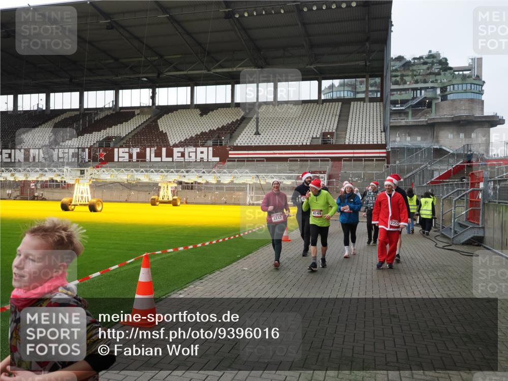 07.12.2025 - St. Pauli X-Mass-Run No. 15 Fabian Wolf http://msf.ph/oto/9396016 07.12.2025 10:35:19 Ziel 998, 1100, 1365, 2353, 2406, 2422, 2857, 2863, 3224, 3721, 4147, 4149, 4443, 4595, 4772, 4776, 4778, 4779 meine-sportfotos.de
