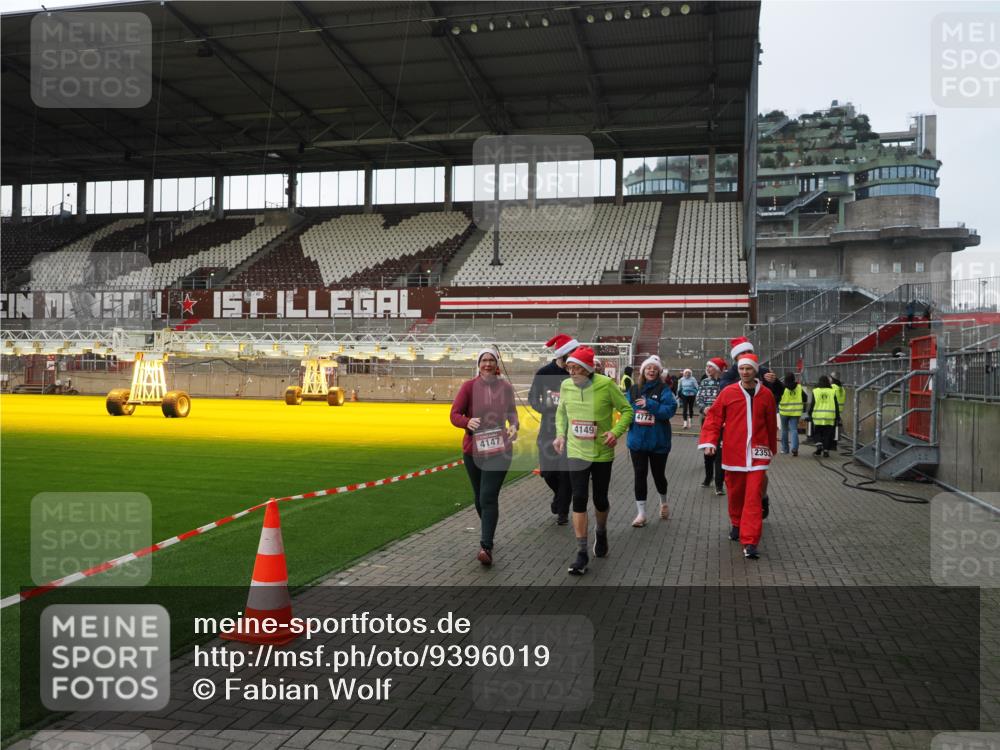 07.12.2025 - St. Pauli X-Mass-Run No. 15 Fabian Wolf http://msf.ph/oto/9396019 07.12.2025 10:35:20 Ziel 998, 1100, 1365, 2353, 2406, 2422, 2857, 2863, 3224, 3721, 4147, 4149, 4443, 4595, 4772, 4776, 4778, 4779 meine-sportfotos.de