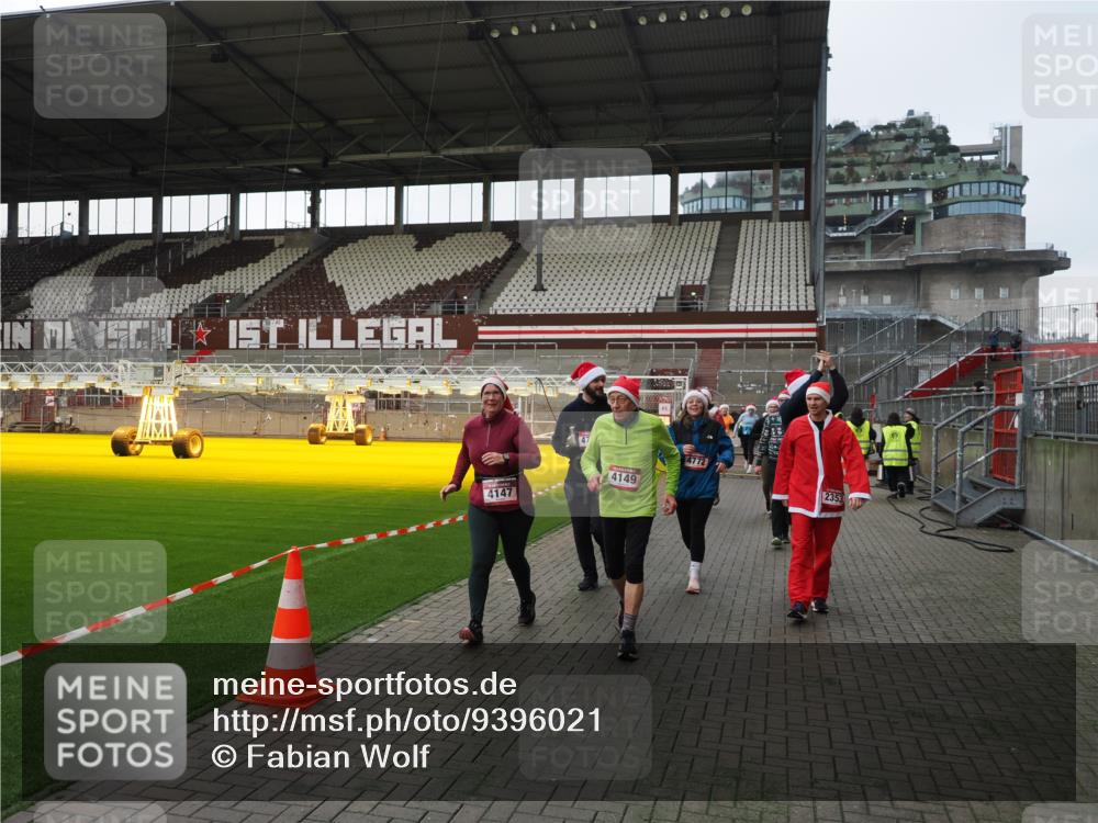 07.12.2025 - St. Pauli X-Mass-Run No. 15 Fabian Wolf http://msf.ph/oto/9396021 07.12.2025 10:35:20 Ziel 998, 1100, 1365, 2353, 2406, 2422, 2857, 2863, 3224, 3721, 4147, 4149, 4443, 4595, 4772, 4776, 4778, 4779 meine-sportfotos.de