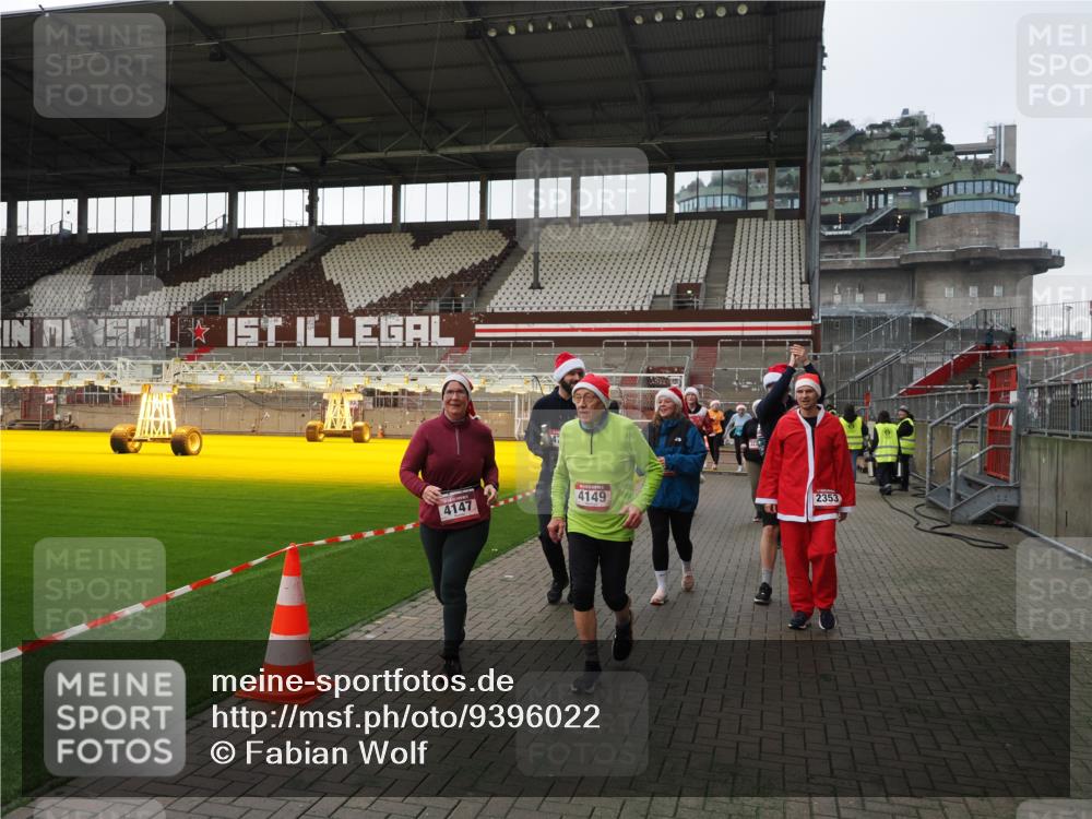 07.12.2025 - St. Pauli X-Mass-Run No. 15 Fabian Wolf http://msf.ph/oto/9396022 07.12.2025 10:35:20 Ziel 998, 1100, 1365, 2353, 2406, 2422, 2857, 2863, 3224, 3721, 4147, 4149, 4443, 4595, 4772, 4776, 4778, 4779 meine-sportfotos.de