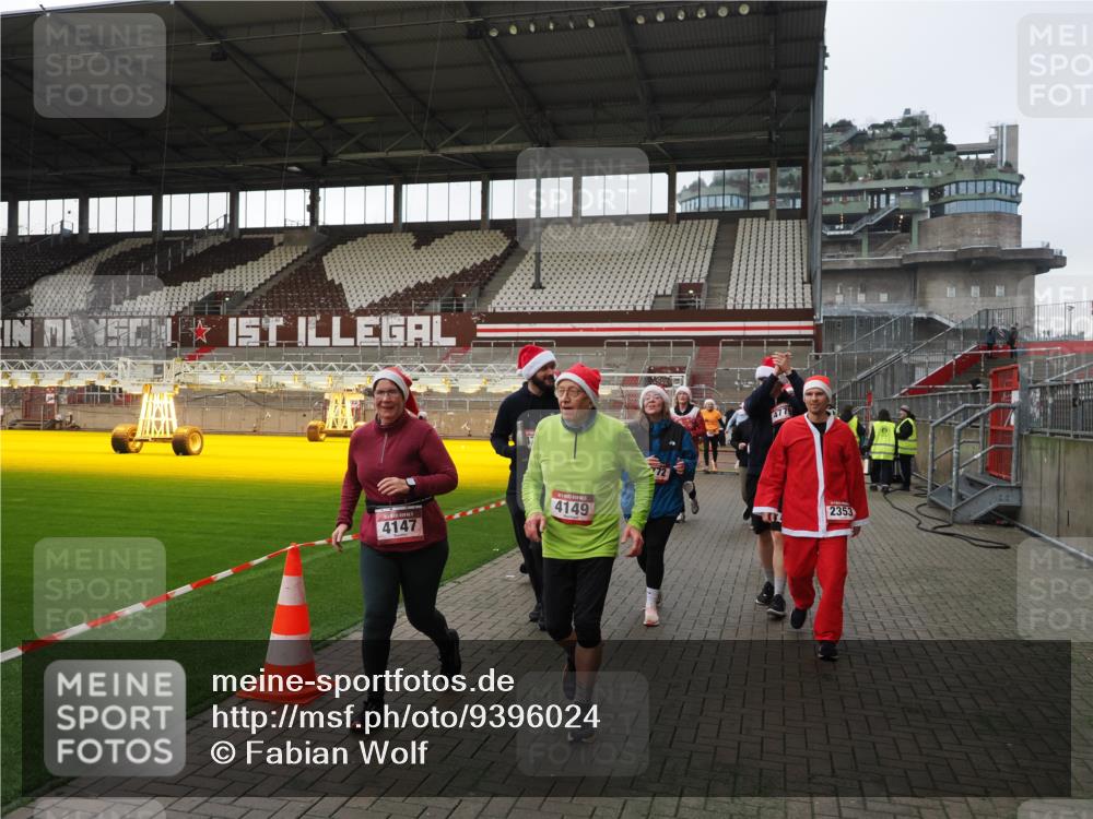 07.12.2025 - St. Pauli X-Mass-Run No. 15 Fabian Wolf http://msf.ph/oto/9396024 07.12.2025 10:35:21 Ziel 998, 1100, 1365, 2353, 2406, 2422, 2857, 2863, 3224, 3721, 4147, 4149, 4443, 4595, 4772, 4776, 4778, 4779 meine-sportfotos.de