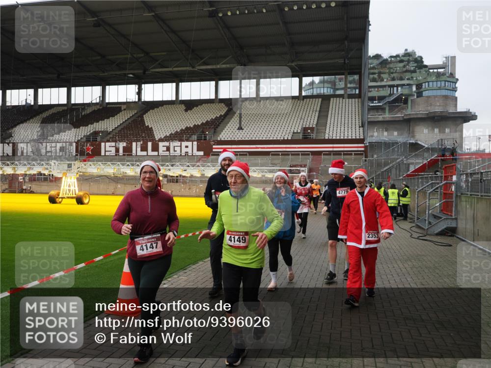 07.12.2025 - St. Pauli X-Mass-Run No. 15 Fabian Wolf http://msf.ph/oto/9396026 07.12.2025 10:35:21 Ziel 998, 1100, 1365, 2353, 2406, 2422, 2857, 2863, 3224, 3721, 4147, 4149, 4443, 4595, 4772, 4776, 4778, 4779 meine-sportfotos.de