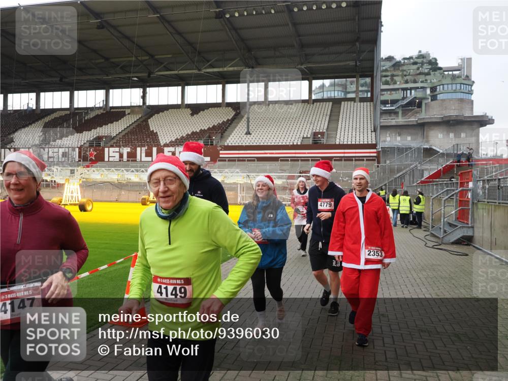 07.12.2025 - St. Pauli X-Mass-Run No. 15 Fabian Wolf http://msf.ph/oto/9396030 07.12.2025 10:35:22 Ziel 998, 1100, 1365, 2353, 2406, 2422, 2857, 2863, 3224, 3721, 4147, 4149, 4595, 4772, 4776, 4778, 4779 meine-sportfotos.de