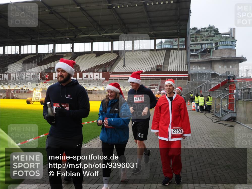 07.12.2025 - St. Pauli X-Mass-Run No. 15 Fabian Wolf http://msf.ph/oto/9396031 07.12.2025 10:35:23 Ziel 998, 1100, 1365, 2353, 2406, 2422, 2857, 2863, 3224, 3721, 4147, 4149, 4595, 4772, 4776, 4778, 4779 meine-sportfotos.de