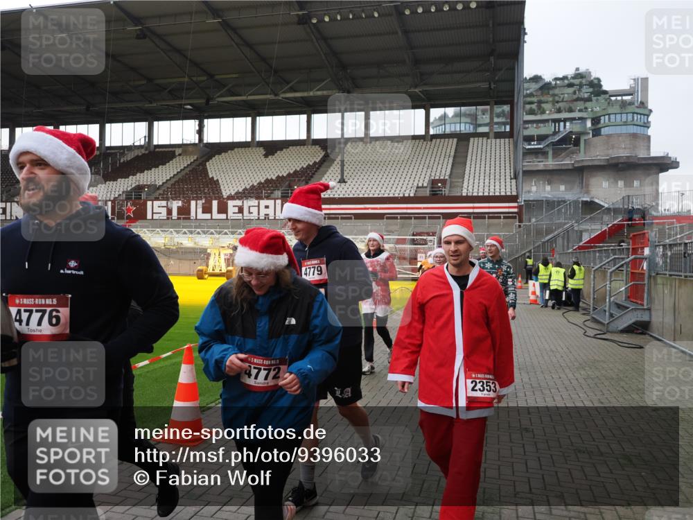 07.12.2025 - St. Pauli X-Mass-Run No. 15 Fabian Wolf http://msf.ph/oto/9396033 07.12.2025 10:35:23 Ziel 998, 1100, 1365, 2353, 2406, 2422, 2857, 2863, 3224, 3721, 4147, 4149, 4595, 4772, 4776, 4778, 4779 meine-sportfotos.de