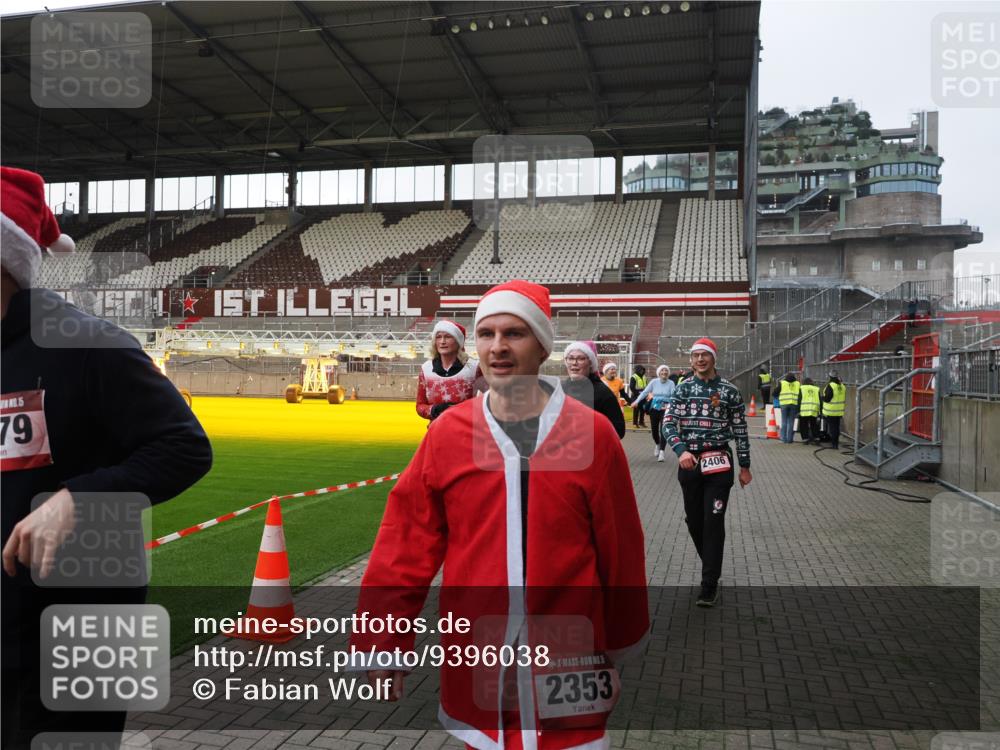 07.12.2025 - St. Pauli X-Mass-Run No. 15 Fabian Wolf http://msf.ph/oto/9396038 07.12.2025 10:35:24 Ziel 998, 1100, 1365, 2353, 2406, 2422, 2857, 2863, 3224, 3721, 4147, 4149, 4595, 4772, 4776, 4778, 4779 meine-sportfotos.de