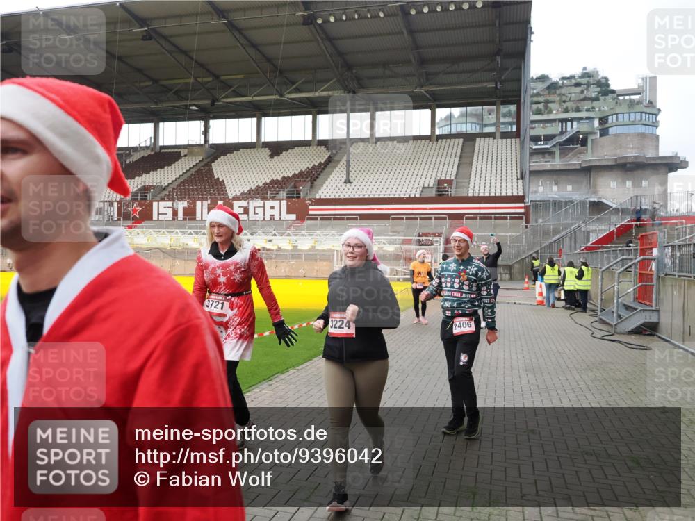 07.12.2025 - St. Pauli X-Mass-Run No. 15 Fabian Wolf http://msf.ph/oto/9396042 07.12.2025 10:35:25 Ziel 998, 1100, 1365, 2353, 2406, 2422, 2857, 2863, 3224, 3721, 4147, 4149, 4595, 4772, 4776, 4778, 4779 meine-sportfotos.de