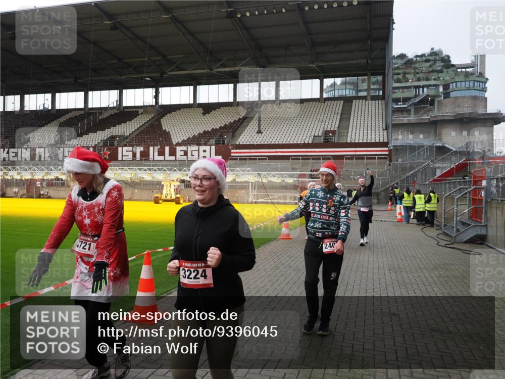 07.12.2025 - St. Pauli X-Mass-Run No. 15 Fabian Wolf http://msf.ph/oto/9396045 07.12.2025 10:35:25 Ziel 998, 1100, 1365, 2353, 2406, 2422, 2857, 2863, 3224, 3721, 4147, 4149, 4595, 4772, 4776, 4778, 4779 meine-sportfotos.de