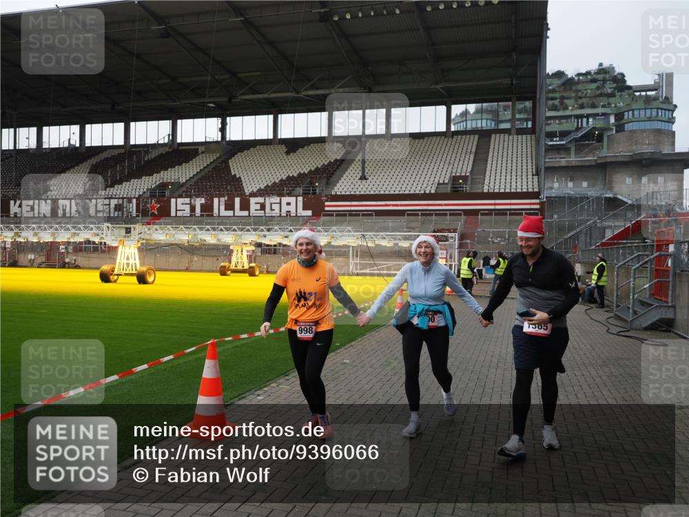 07.12.2025 - St. Pauli X-Mass-Run No. 15 Fabian Wolf http://msf.ph/oto/9396066 07.12.2025 10:35:30 Ziel 998, 1100, 1365, 2406, 3224, 3721, 4595 meine-sportfotos.de