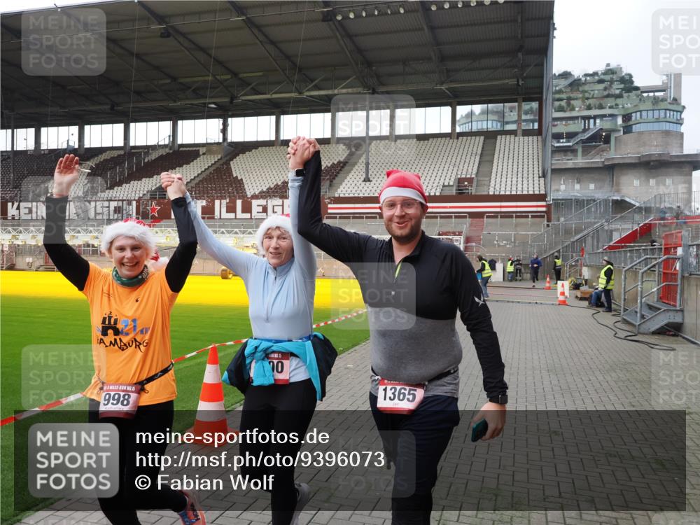 07.12.2025 - St. Pauli X-Mass-Run No. 15 Fabian Wolf http://msf.ph/oto/9396073 07.12.2025 10:35:31 Ziel 998, 1100, 1365, 2406, 3224, 3721, 4595 meine-sportfotos.de
