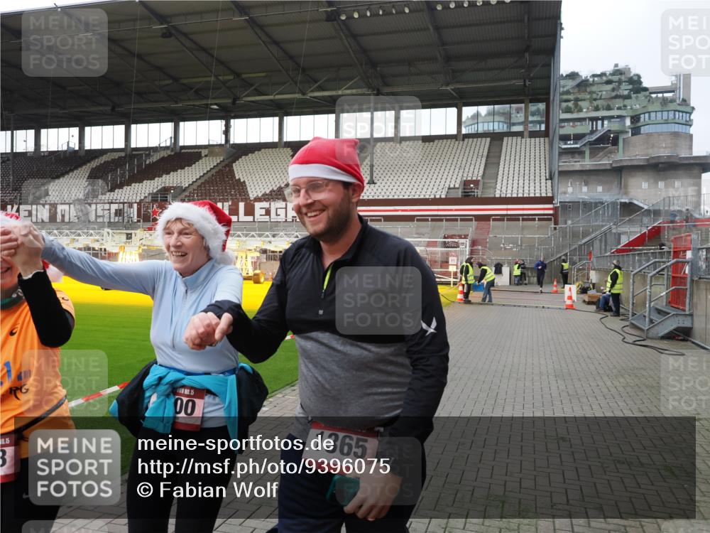 07.12.2025 - St. Pauli X-Mass-Run No. 15 Fabian Wolf http://msf.ph/oto/9396075 07.12.2025 10:35:32 Ziel 998, 1100, 1365, 3224, 3721, 4595 meine-sportfotos.de
