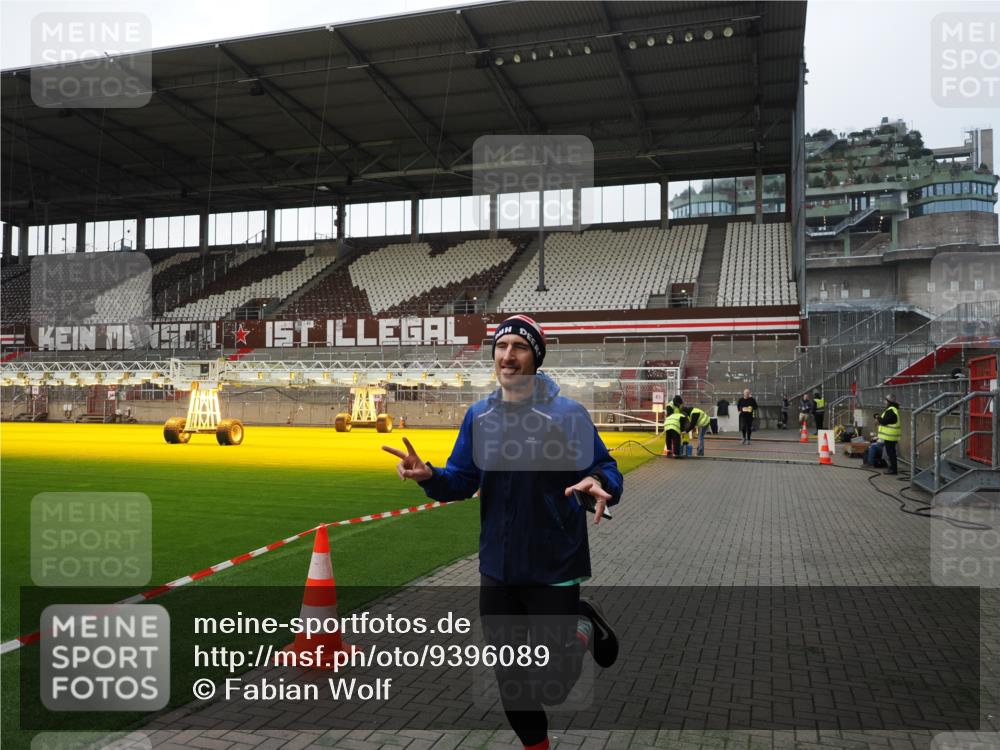 07.12.2025 - St. Pauli X-Mass-Run No. 15 Fabian Wolf http://msf.ph/oto/9396089 07.12.2025 10:35:39 Ziel 1822 meine-sportfotos.de