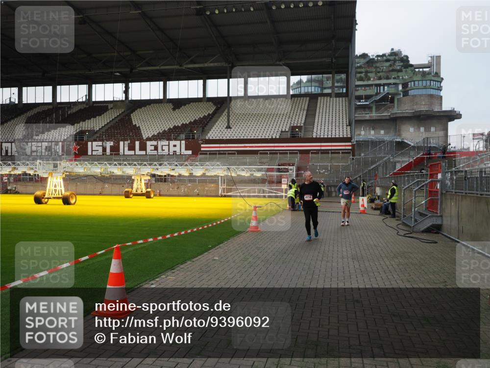 07.12.2025 - St. Pauli X-Mass-Run No. 15 Fabian Wolf http://msf.ph/oto/9396092 07.12.2025 10:35:48 Ziel 1822, 2489, 4034 meine-sportfotos.de
