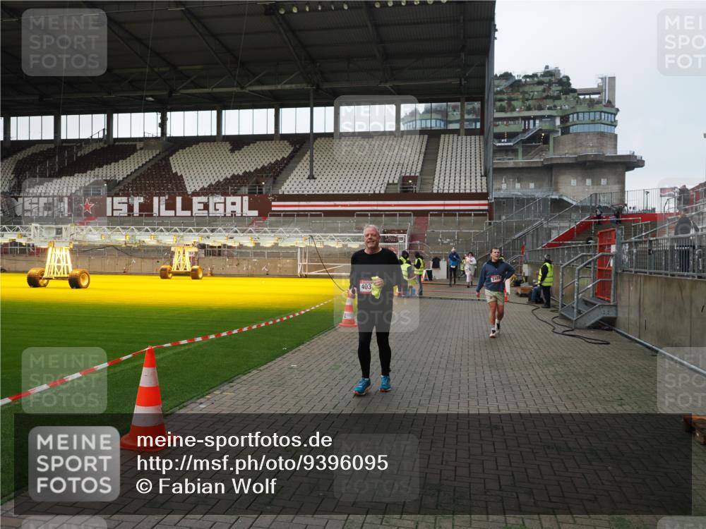 07.12.2025 - St. Pauli X-Mass-Run No. 15 Fabian Wolf http://msf.ph/oto/9396095 07.12.2025 10:35:50 Ziel 1822, 2489, 4034 meine-sportfotos.de
