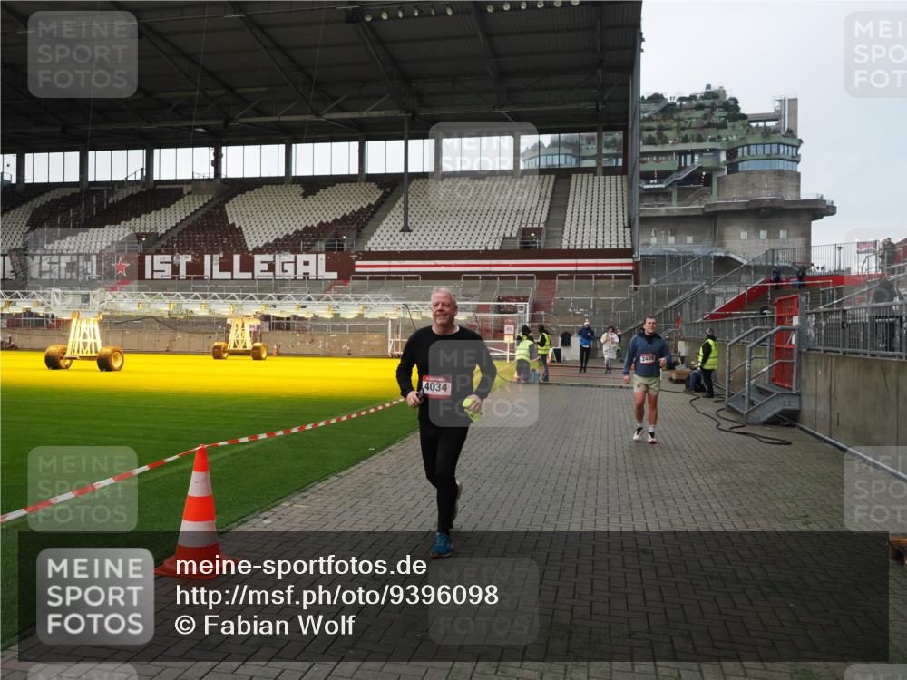 07.12.2025 - St. Pauli X-Mass-Run No. 15 Fabian Wolf http://msf.ph/oto/9396098 07.12.2025 10:35:51 Ziel 350, 1822, 2489, 3476, 4034 meine-sportfotos.de