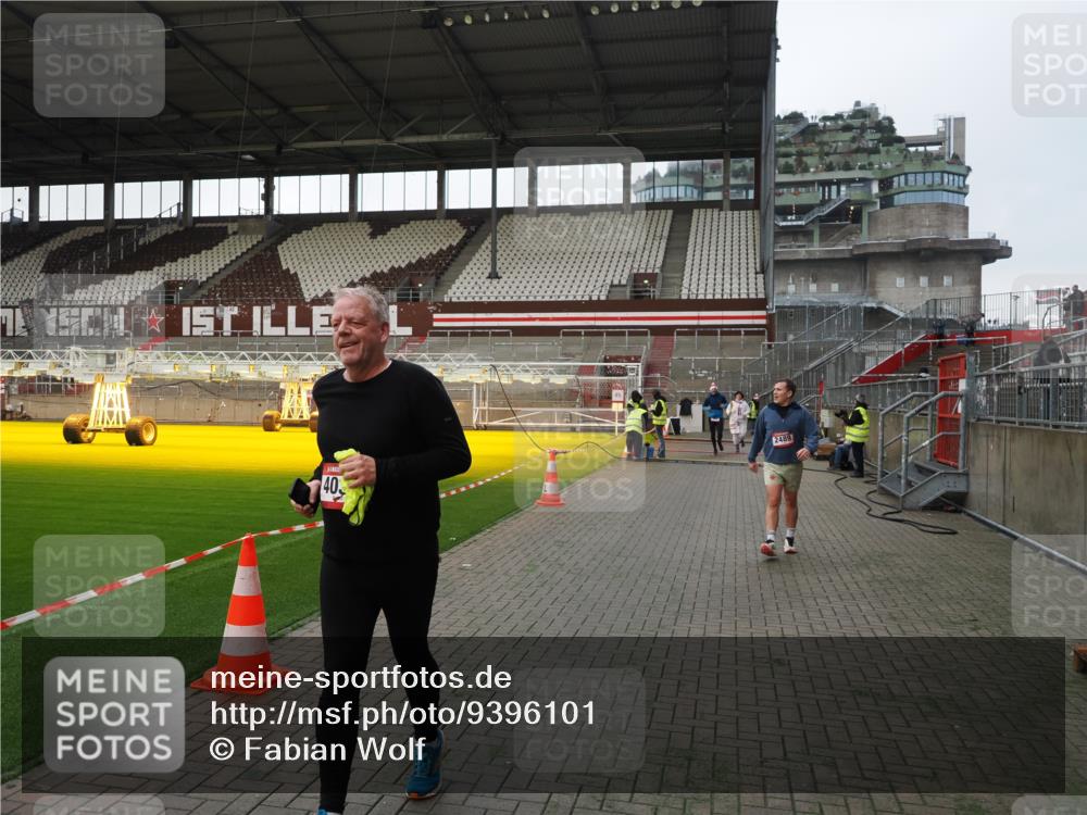 07.12.2025 - St. Pauli X-Mass-Run No. 15 Fabian Wolf http://msf.ph/oto/9396101 07.12.2025 10:35:52 Ziel 350, 1822, 2489, 3476, 4034 meine-sportfotos.de