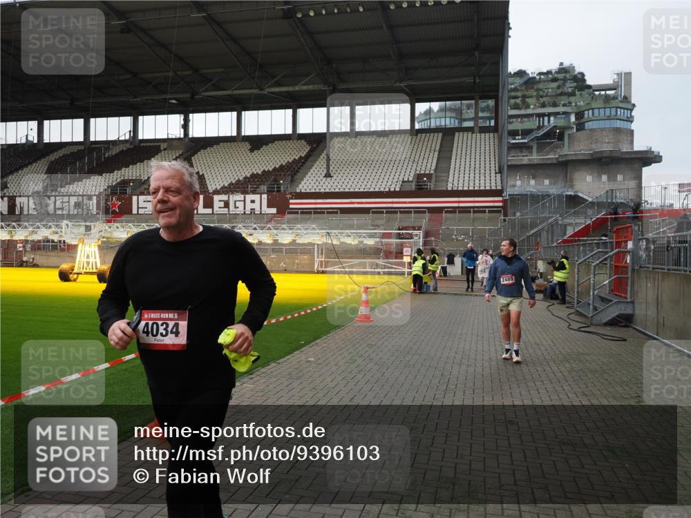 07.12.2025 - St. Pauli X-Mass-Run No. 15 Fabian Wolf http://msf.ph/oto/9396103 07.12.2025 10:35:52 Ziel 350, 1822, 2489, 3476, 4034 meine-sportfotos.de