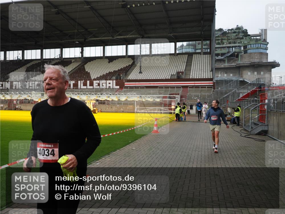 07.12.2025 - St. Pauli X-Mass-Run No. 15 Fabian Wolf http://msf.ph/oto/9396104 07.12.2025 10:35:52 Ziel 350, 1822, 2489, 3476, 4034 meine-sportfotos.de
