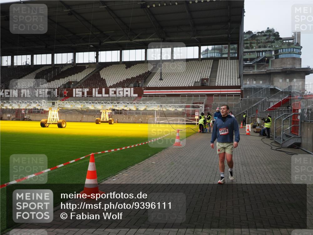 07.12.2025 - St. Pauli X-Mass-Run No. 15 Fabian Wolf http://msf.ph/oto/9396111 07.12.2025 10:35:54 Ziel 350, 1822, 2489, 3476, 4034 meine-sportfotos.de
