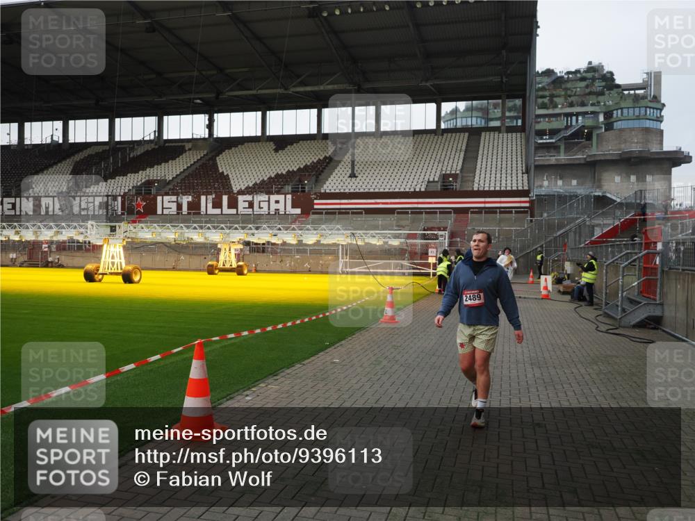 07.12.2025 - St. Pauli X-Mass-Run No. 15 Fabian Wolf http://msf.ph/oto/9396113 07.12.2025 10:35:54 Ziel 350, 1822, 2489, 3476, 4034 meine-sportfotos.de
