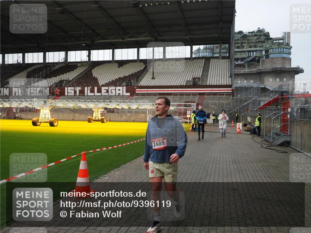 07.12.2025 - St. Pauli X-Mass-Run No. 15 Fabian Wolf http://msf.ph/oto/9396119 07.12.2025 10:35:56 Ziel 350, 2489, 3476, 4034 meine-sportfotos.de