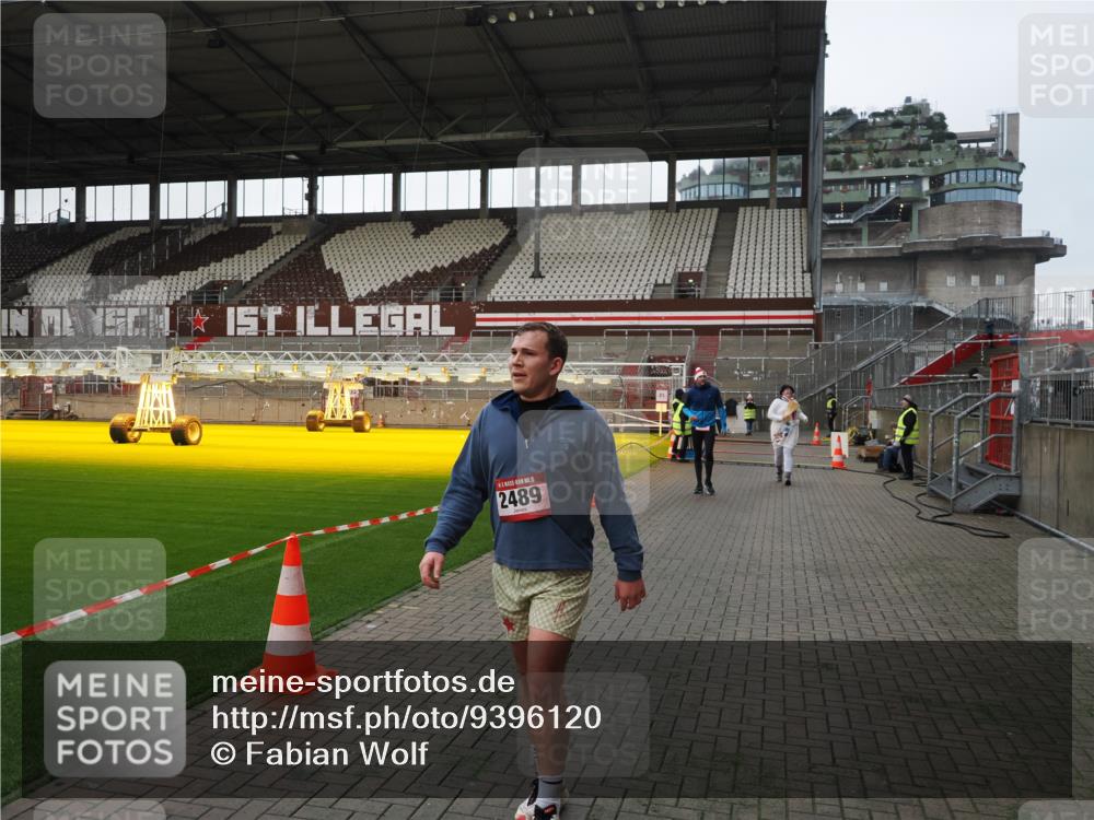 07.12.2025 - St. Pauli X-Mass-Run No. 15 Fabian Wolf http://msf.ph/oto/9396120 07.12.2025 10:35:56 Ziel 350, 2489, 3476, 4034 meine-sportfotos.de