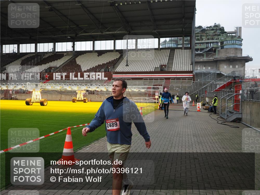 07.12.2025 - St. Pauli X-Mass-Run No. 15 Fabian Wolf http://msf.ph/oto/9396121 07.12.2025 10:35:56 Ziel 350, 2489, 3476, 4034 meine-sportfotos.de