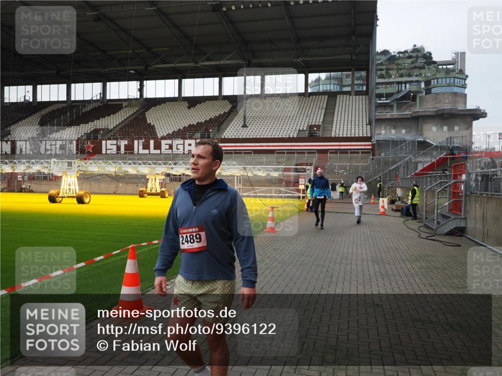 07.12.2025 - St. Pauli X-Mass-Run No. 15 Fabian Wolf http://msf.ph/oto/9396122 07.12.2025 10:35:56 Ziel 350, 2489, 3476, 4034 meine-sportfotos.de