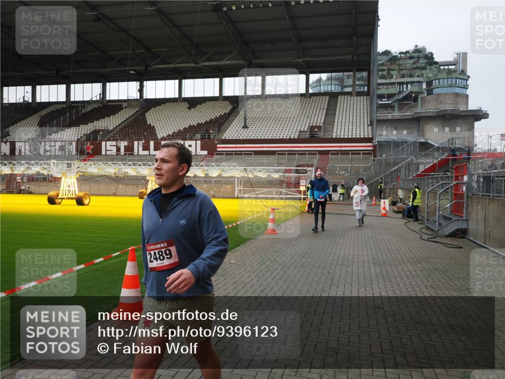 07.12.2025 - St. Pauli X-Mass-Run No. 15 Fabian Wolf http://msf.ph/oto/9396123 07.12.2025 10:35:57 Ziel 350, 2489, 3476, 4034 meine-sportfotos.de