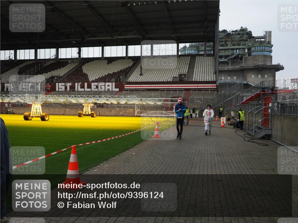 07.12.2025 - St. Pauli X-Mass-Run No. 15 Fabian Wolf http://msf.ph/oto/9396124 07.12.2025 10:35:58 Ziel 350, 2489, 3476, 4034 meine-sportfotos.de