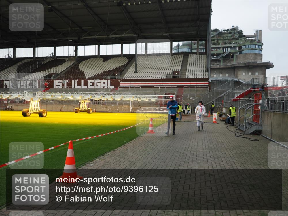 07.12.2025 - St. Pauli X-Mass-Run No. 15 Fabian Wolf http://msf.ph/oto/9396125 07.12.2025 10:35:58 Ziel 350, 2489, 3476, 4034 meine-sportfotos.de
