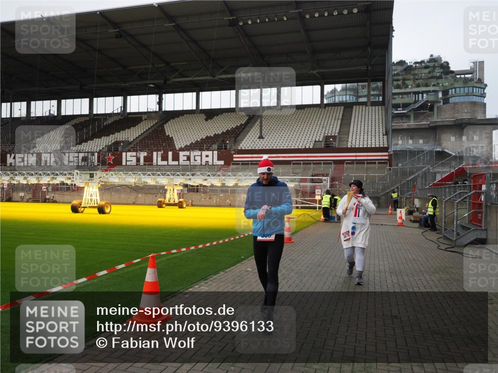 07.12.2025 - St. Pauli X-Mass-Run No. 15 Fabian Wolf http://msf.ph/oto/9396133 07.12.2025 10:36:03 Ziel 350, 2489, 3476 meine-sportfotos.de