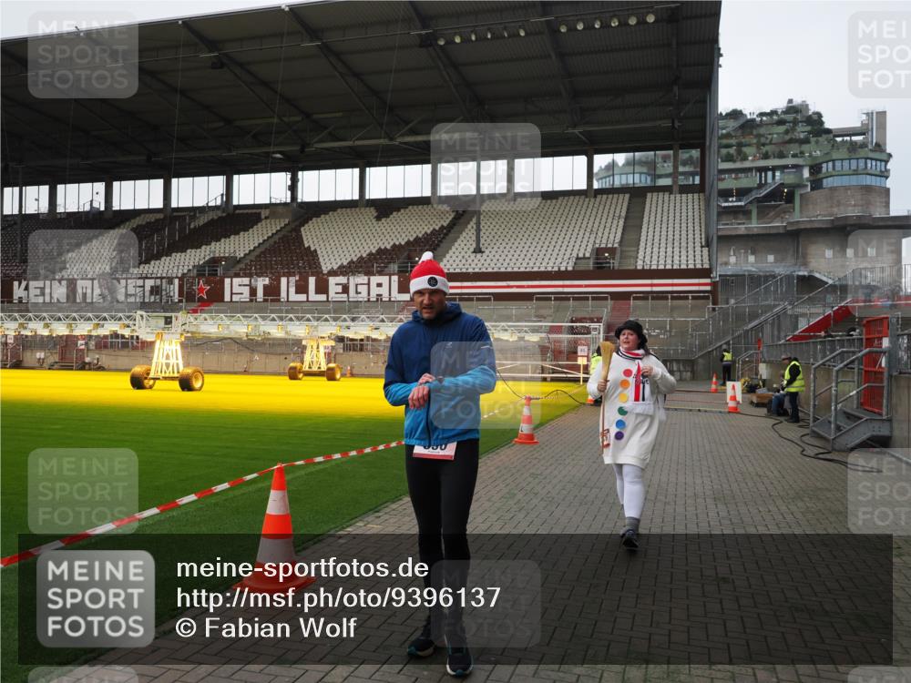 07.12.2025 - St. Pauli X-Mass-Run No. 15 Fabian Wolf http://msf.ph/oto/9396137 07.12.2025 10:36:03 Ziel 350, 2489, 3476 meine-sportfotos.de